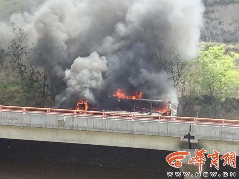 210国道铜川段一辆43座公交车自燃 车身完全烧毁