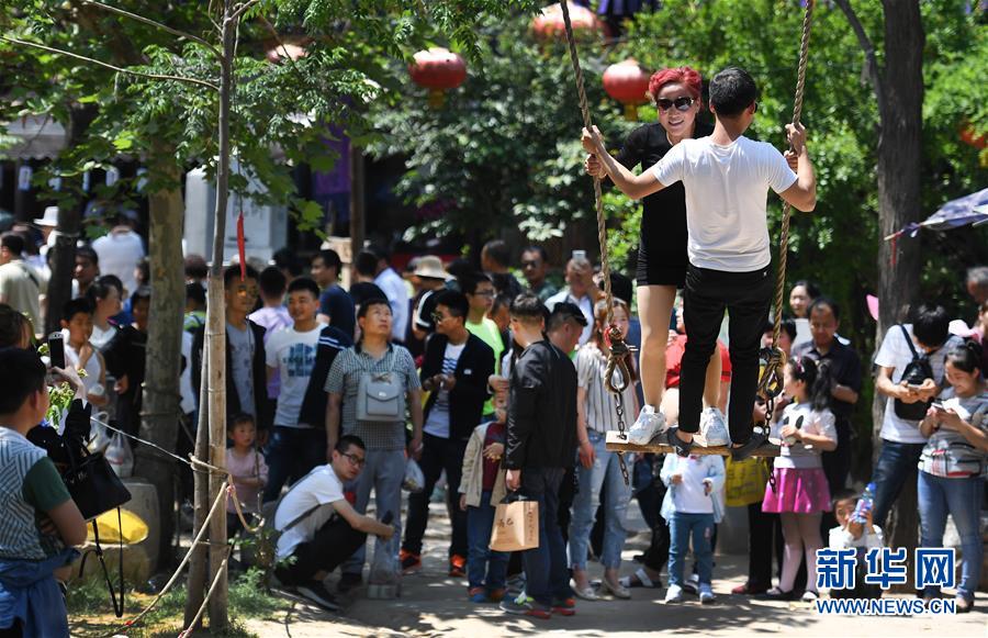 5月1日，游客在礼泉县袁家村体验关中秋千。