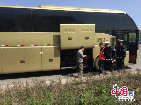 新疆石河子交警迅速处置大巴车燃气泄漏事故获称赞