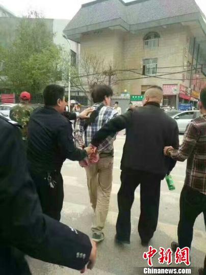 图为警方将犯罪嫌疑人带回。　民众供图　摄