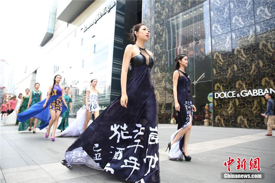 高校帅哥美女成都闹市快闪庆“五四”