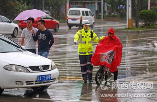 渭南:五四前夕 青年女警雨中街头疏导车辆【2】