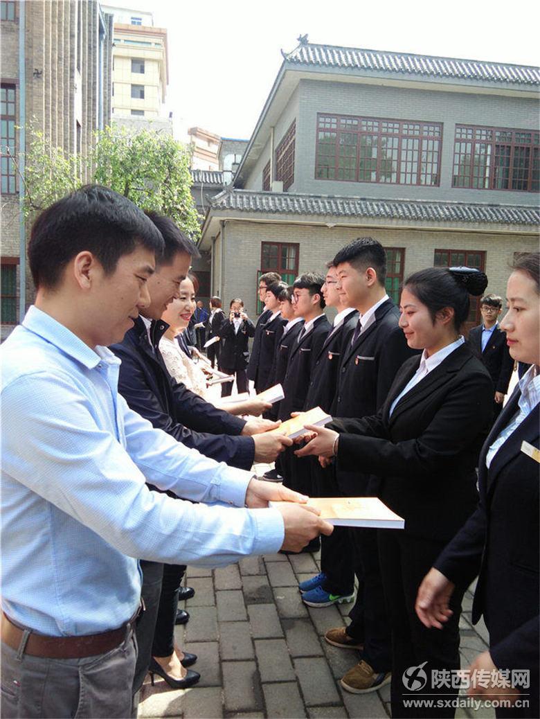 参会领导为26学子赠书