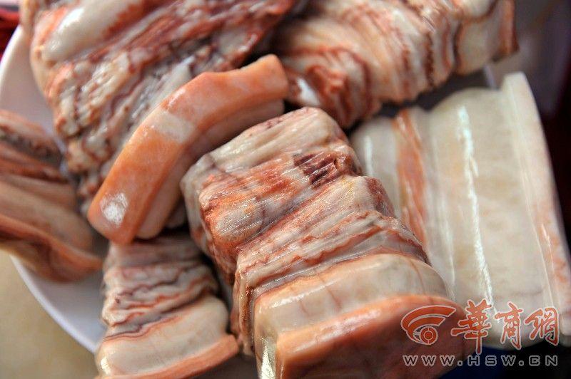 上千种观赏石品西安展出 观石者看到肉石流口水