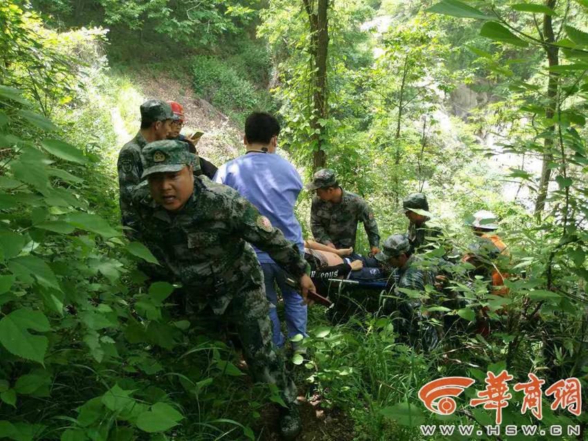 男友秦岭坠潭 女大学生施救未果下山报警为时已晚