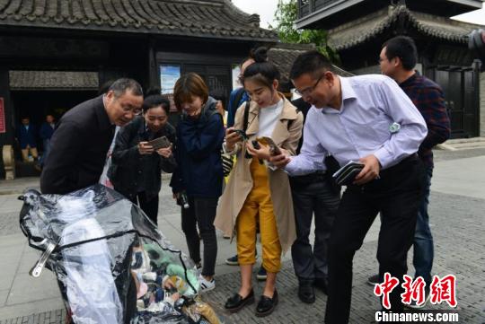 世界文化遗产盂城驿景区内偶遇“双胞胎”小游客。 郭亚楠 摄 世界文化遗产盂城驿景区内偶遇“双胞胎”小游客。 郭亚楠 摄