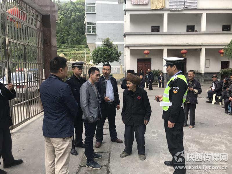 老人迷失高速匝道 紫阳民警紧急救助【2】
