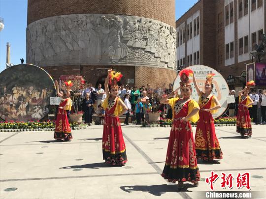 “快闪”活动中的维吾尔族舞蹈表演。 迪娜 摄 “快闪”活动中的维吾尔族舞蹈表演。 迪娜 摄