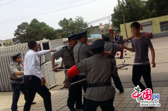 陕西韩城：反恐防暴进校园 千余名师生共演练