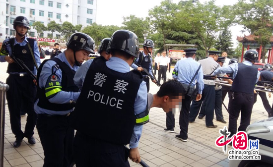 陕西韩城：反恐防暴进校园 千余名师生共演练