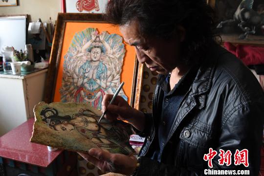 甘肃艺人墙皮“复制”敦煌壁画“移入”寻常百姓家