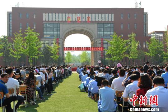 中学举办成人礼学生称肩头多了一份“责任”（图）