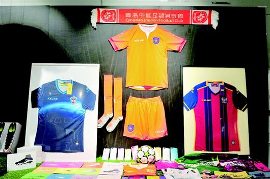 大四男生成足球装备专职设计师 为企业设计了80套球衣