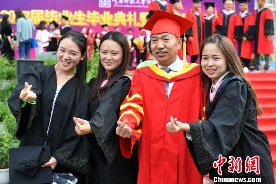 云南一高校校长毕业典礼逗趣致辞：毕业是一次华丽的撞墙