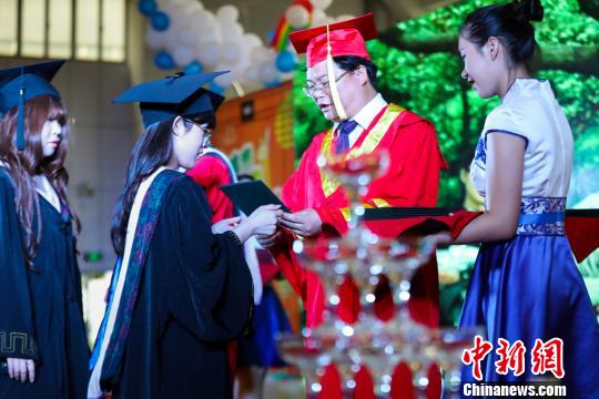 浙江毕业生办婚礼式毕业典礼学生展专业“绝活”