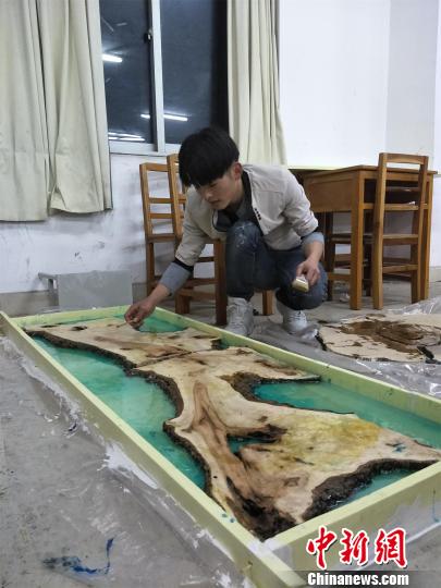 武汉一高校学生毕业设计拍卖获万元捐赠母校