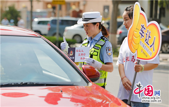 陕西渭南交警开展“车让人 我为最美司机点赞”活动