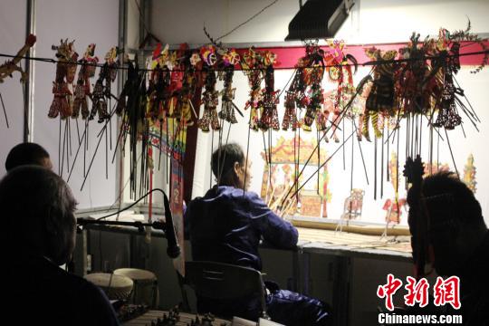 甘肃乡村艺人敦煌演绎民间“皮影故事”（图）