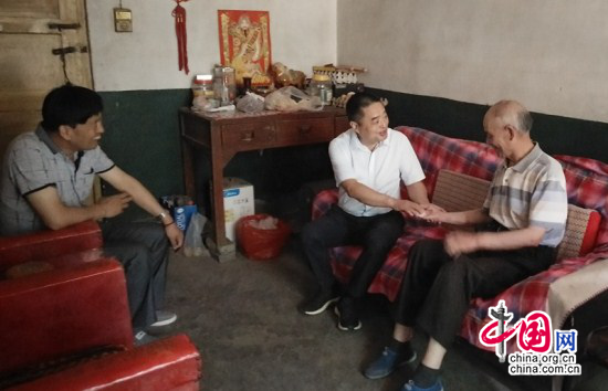 陕西乾县法院“七一”前夕看望慰问老党员
