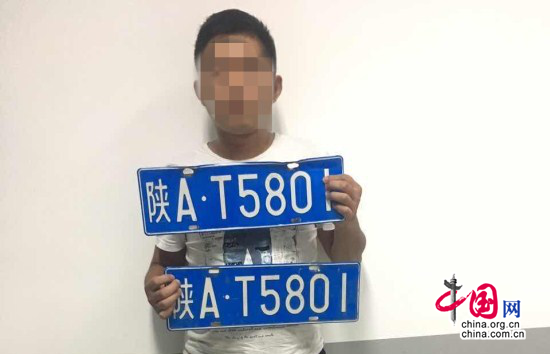 西安莲湖交警土门中队查获1辆套牌出租车