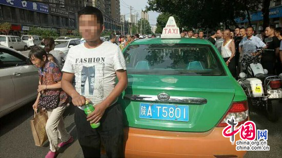 西安莲湖交警土门中队查获1辆套牌出租车