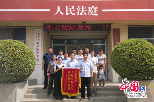 陕西临潼法院：群众鸣炮送锦旗 感谢人民好法官