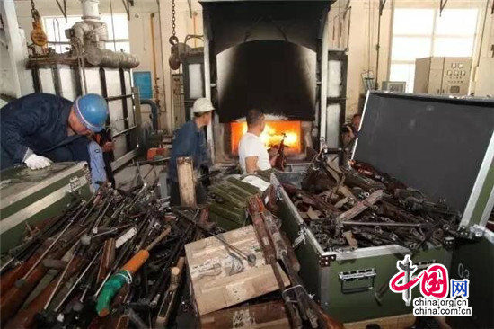 咸阳警方销毁1104支各类枪支