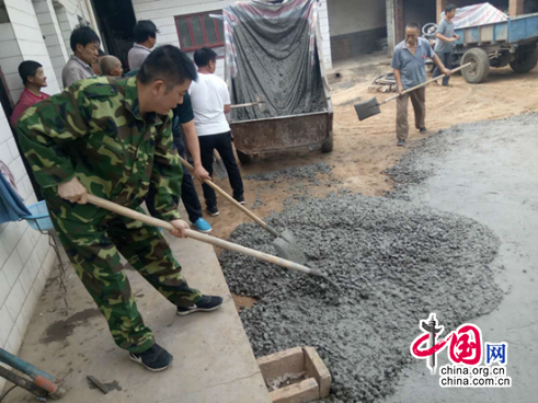 韩城市委政法委深入贫困户家中硬化地面解燃眉之急