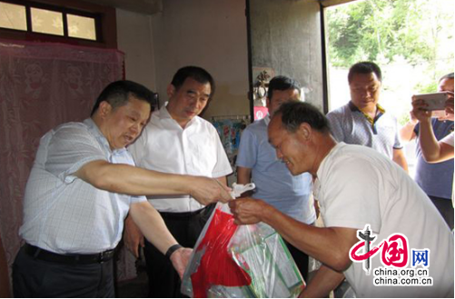 未央区法院李社武院长走访慰问贫困户检查脱贫攻坚工作
