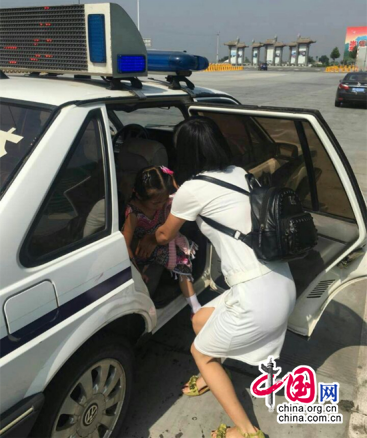 母女高速路等车搭乘 咸阳高交民警爱心护送保安全