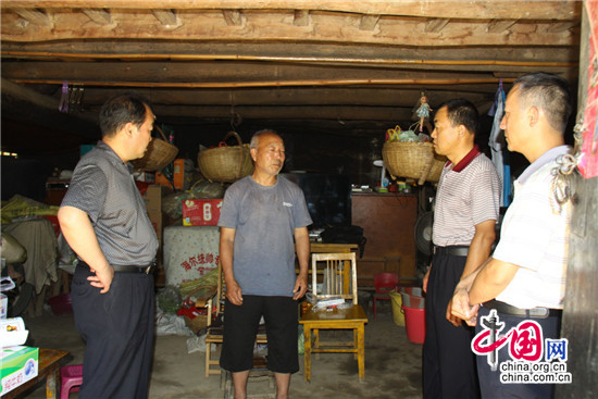 西安碑林检察院:高温酷暑难挡精准扶贫工作脚步