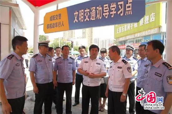  咸阳市公安局长陈万峰看望慰问一线执勤交警