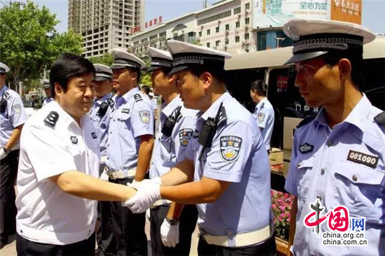  咸阳市公安局长陈万峰看望慰问一线执勤交警