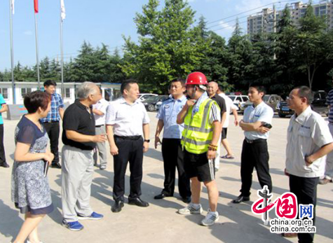 西安未央法院李社武深入审判法庭楼工地慰问一线工人