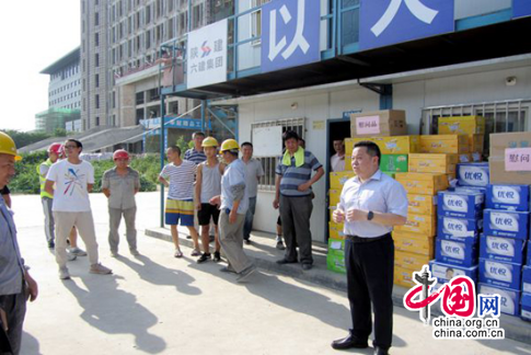 西安未央法院李社武深入审判法庭楼工地慰问一线工人
