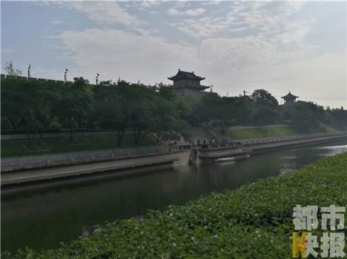 西安护城河现浮尸吓人一跳 男子身份待确认