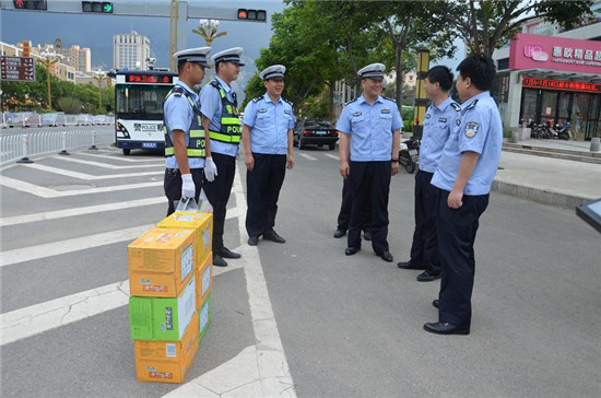 华阴市公安局党委慰问一线民警送清凉
