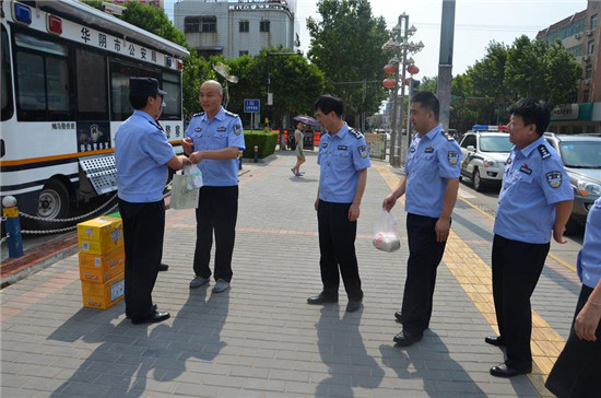 华阴市公安局党委慰问一线民警送清凉