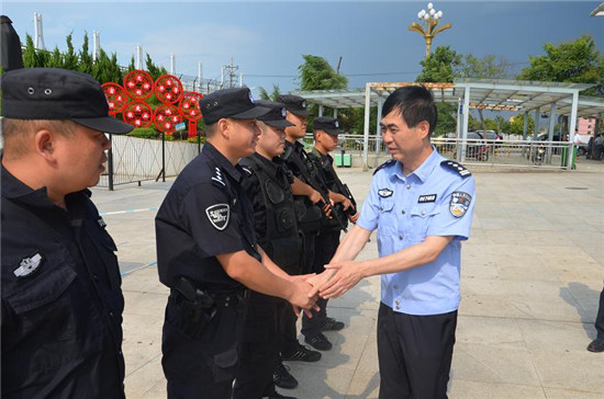 华阴市公安局党委慰问一线民警送清凉