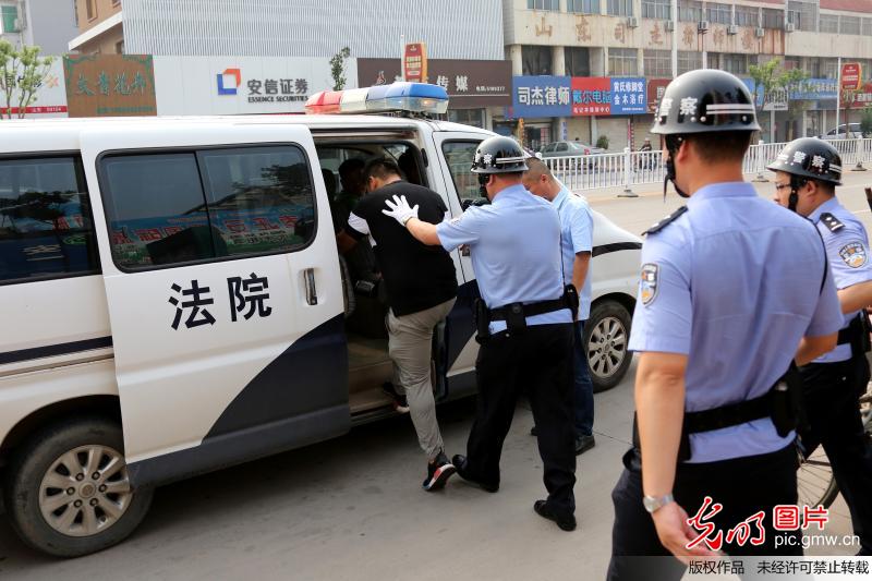 276万人次买火车票被限 “老赖”们该履行义务了