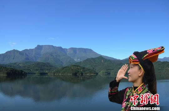 四川瓦屋山雅女湖畔花海绽放风景如画惹人爱