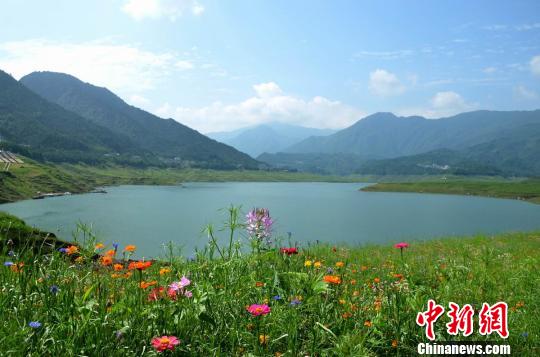 山、湖、花构成美丽画卷 李万双 摄 山、湖、花构成美丽画卷 李万双 摄