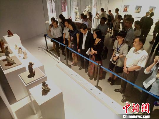 佛山石湾窑陶瓷展吸引了众多民众。　吕杨 摄