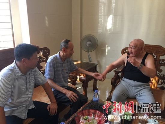 “八一”前夕,晋江市军休所工作人员走访慰问军队离休干部,右为军队退休干部孙盛元。 “八一”前夕,晋江市军休所工作人员走访慰问军队离休干部,右为军队退休干部孙盛元。