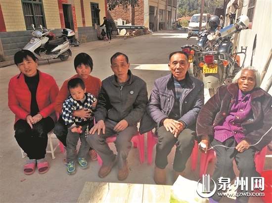 王瑞珍烈士的弟媳林秀锦（右）一家人  
