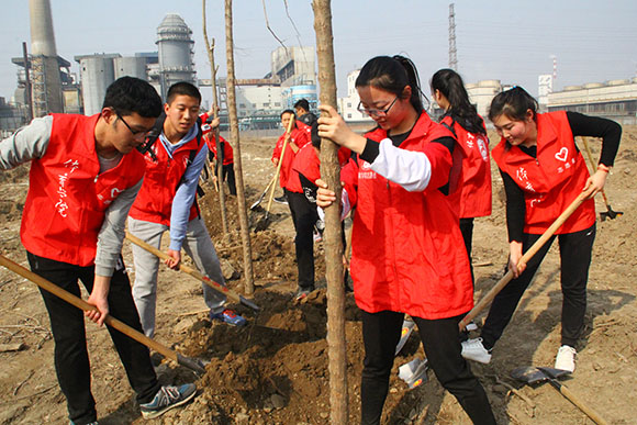 图二：德州体育学院志愿者积极参加植树造林