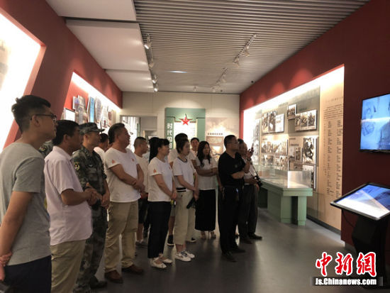 众志愿者们一起参观王杰事迹陈列馆。 众志愿者们一起参观王杰事迹陈列馆。