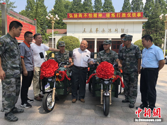 为王杰部队特别打造两辆专用电动三轮车,并喷涂成军绿色. 为王杰部队特别打造两辆专用电动三轮车,并喷涂成军绿色.