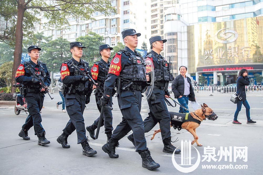昨日上午，泉州中心市区丰泽街，特警在银行附近武装步巡。