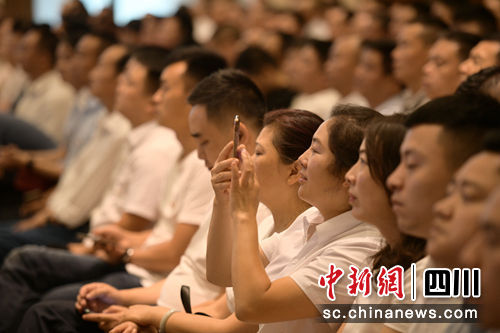 与会人员聆听报告。(记者刘忠俊摄) 与会人员聆听报告。(记者刘忠俊摄)